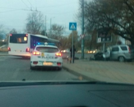 Тежка катастрофа на Сточна гара, автомобил се заби в стълб и дърво СНИМКИ, ОБНОВЕНА