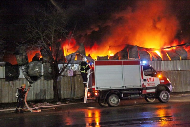 Покривът на жилищен блок в София се подпали! На мястото има екипи на пожарната