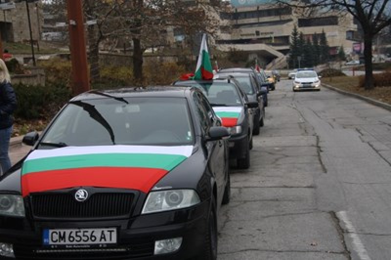 Стотици автомобили излязоха на протест срещу цените на горивата в Смолян