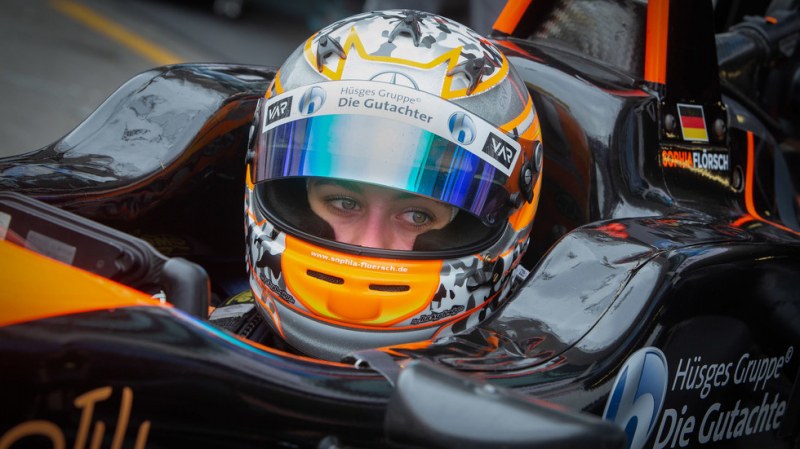 17-годишна състезателка си счупи гръбнака при жестока катастрофа на Формула 3