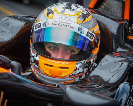 17-годишна състезателка си счупи гръбнака при жестока катастрофа на Формула 3