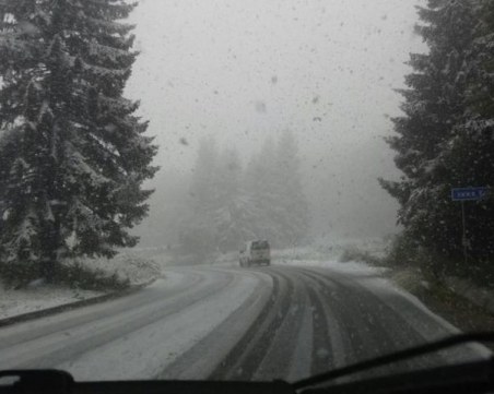 6 см сняг в проходите! Въведоха ограничения за тежкотоварни автомобили