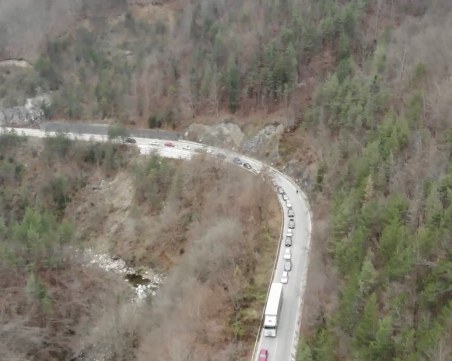 Част от пътя Пловдив-Смолян пропадна СНИМКА