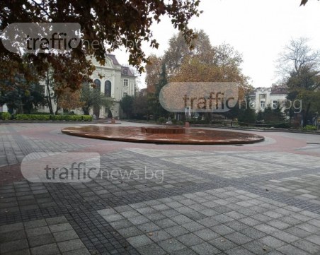 Покриха фонтана с пеликаните, чакаме елхата СНИМКИ