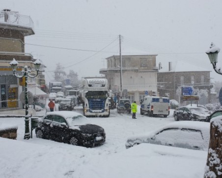 Половин метър сняг парализира транспорта в Гърция