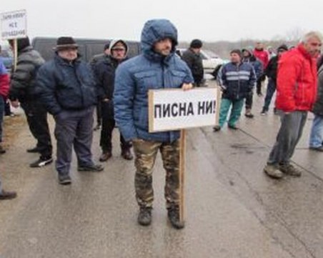 Протести в цялата страна, блокират градове и гранични пунктове
