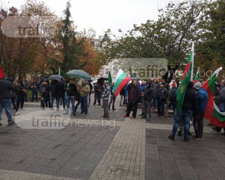 Протестиращите стигнаха до общината, искат 800 лв. минимална заплата СНИМКИ и ВИДЕО