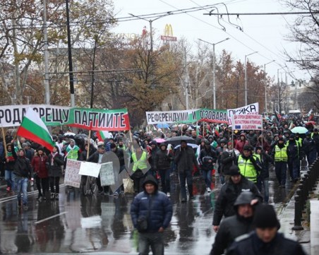 Протестиращите затвориха Орлов мост, след това се върнаха пред парламента