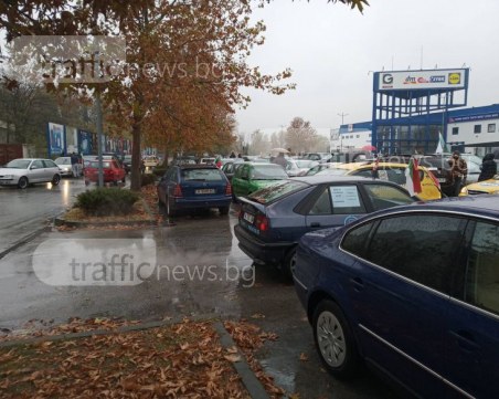 С патриотични песни протестиращите пловдивчани тръгнаха към София ВИДЕО