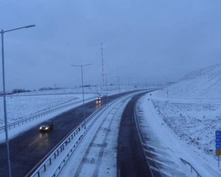 Шофьори, внимавайте! Обилен снеговалеж на АМ 