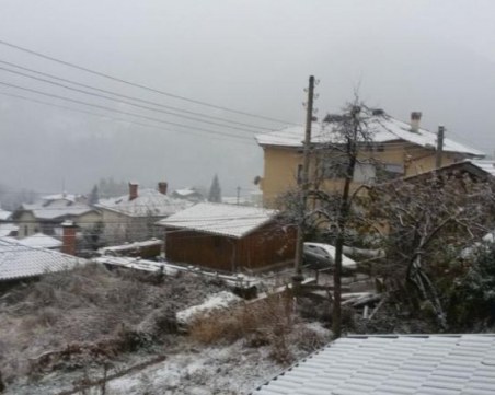 Смолянско осъмна със снежна покривка, пътните служби са в готовност