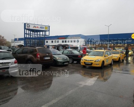 Такситата подкрепиха протеста в Пловдив СНИМКИ и ВИДЕО