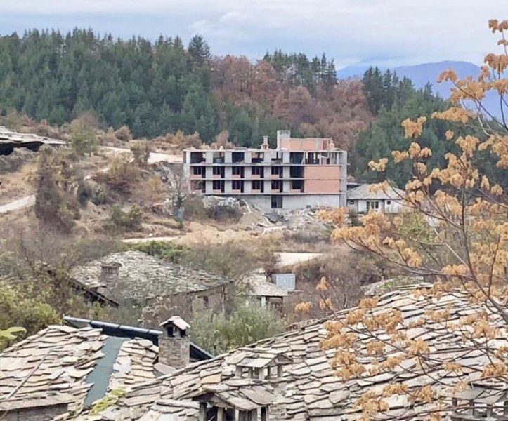 Четириетажен хотел сред старинни къщички с каменни покриви! В България всичко е възможно