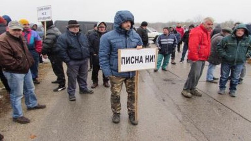 Протести в цялата страна, блокират градове и гранични пунктове