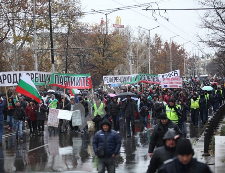 Протестиращите затвориха Орлов мост, след това се върнаха пред парламента