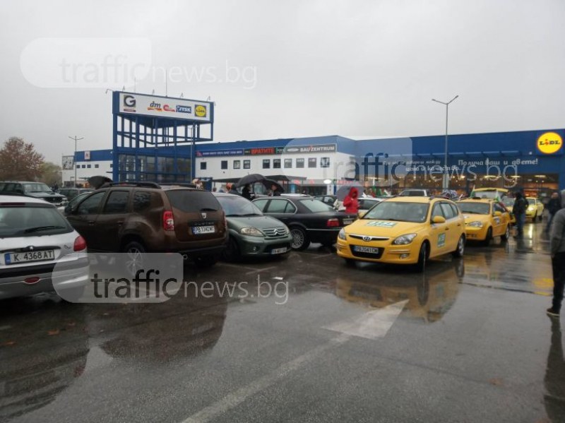 Такситата подкрепиха протеста в Пловдив СНИМКИ и ВИДЕО