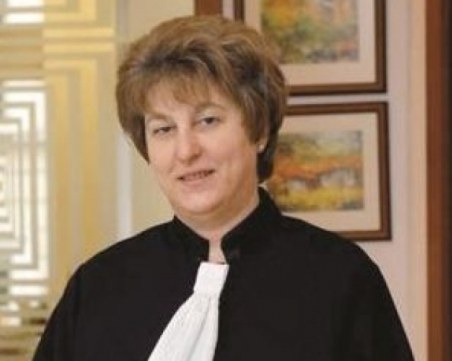 Домът на адвокатка осъмна с некролог, че е починала от черни магии! СНИМКА