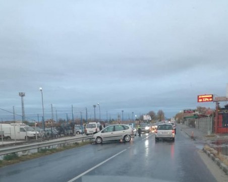 Катастрофа до Труд! Образува се голяма тапа СНИМКИ