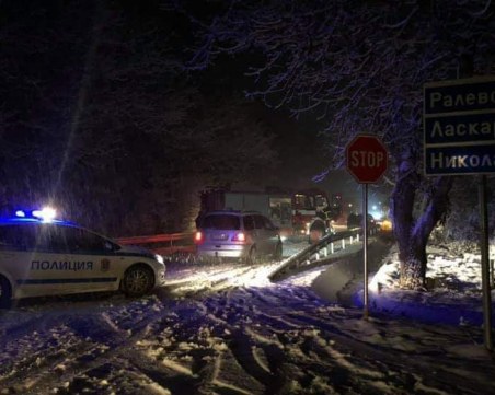 Катастрофа на заснежен път взе жертва, дете се бори за живота си