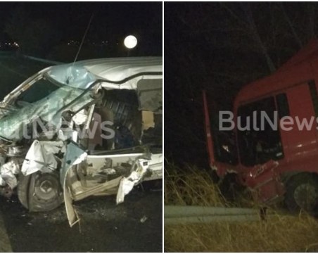 Куриер загина при тежка катастрофа с тир във Видин