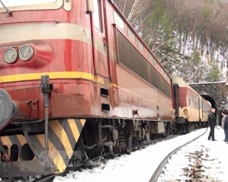 Пътнически влак дерайлира, машинистът е пострадал