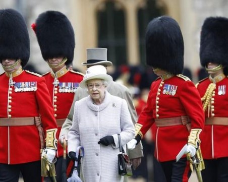 Петима от охранителите на Елизабет II са арестувани пияни след побой