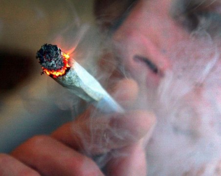 Полицаи извършиха проверка за силен шум, пловдивчанин ги посрещна с марихуана в ръка