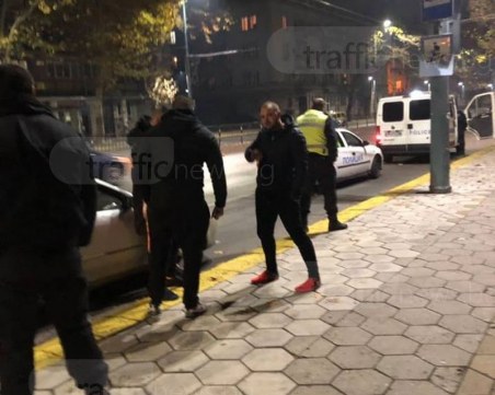 Полицаи отбиват коли от шествието, тарашат протестиращи пловдивчани в центъра СНИМКИ