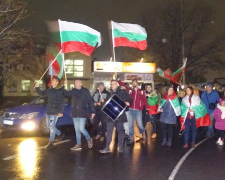 Поредна вечер на протест! Демонстранти блокираха проходът на Републиката СНИМКИ и ВИДЕО
