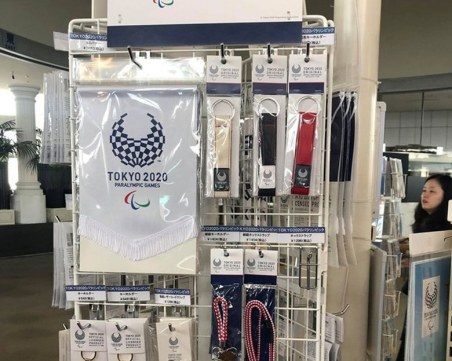 Продават мартеници в Токио със знака на Олимпийски игри 2020 СНИМКИ