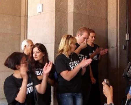 Раздор в лагера на майките с черни тениски! Трябва ли да продължат протестите или не?