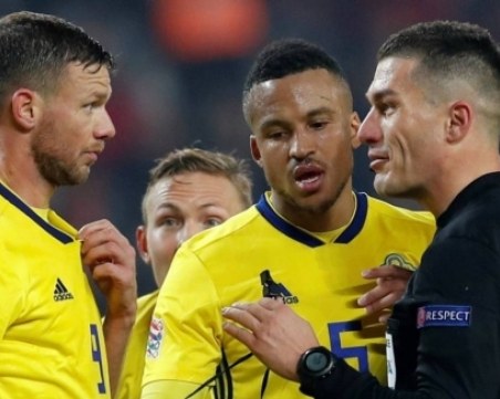 Съдията на мача Турция - Швеция обещал две дузпи на почивката