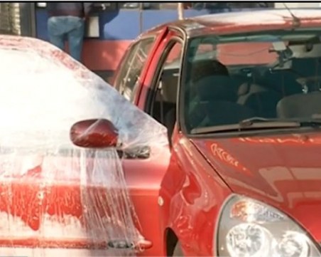 Шофьор счупи прозорец на кола на оживен булевард и избяга ВИДЕО