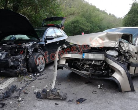 Тежка катастрофа! Две коли се удариха челно, трима са ранени
