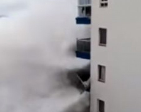 В Тенерифе е страшно! Вълни колкото 5-етажна сграда пометоха сгради ВИДЕО
