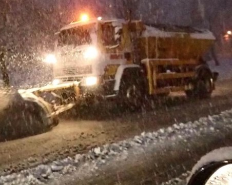 Заради силния сняг: Спряха тировете между Пловдив и София СНИМКИ+ВИДЕО