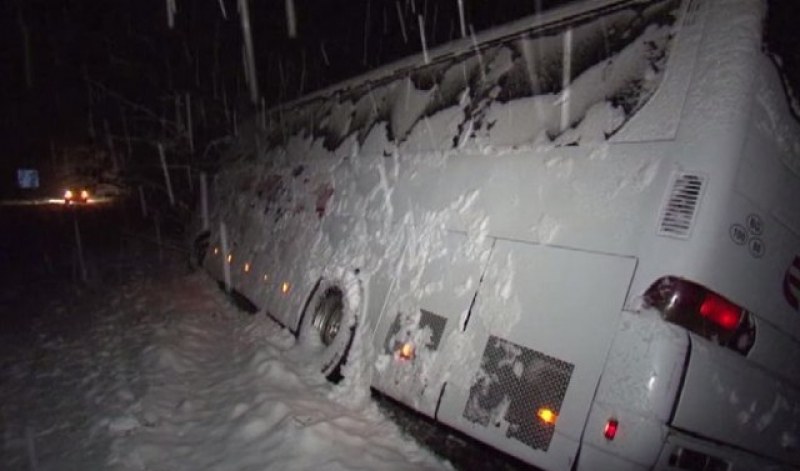 Автобус, пътуващ за Варна, попадна в снежен капан СНИМКА