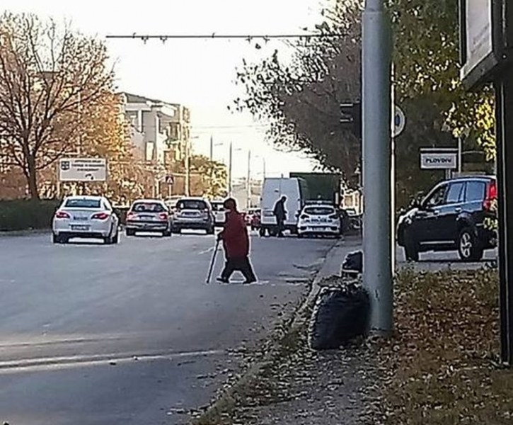 Баба камикадзе с бастун пресече Коматевско шосе и... взриви Фейсбук СНИМКА