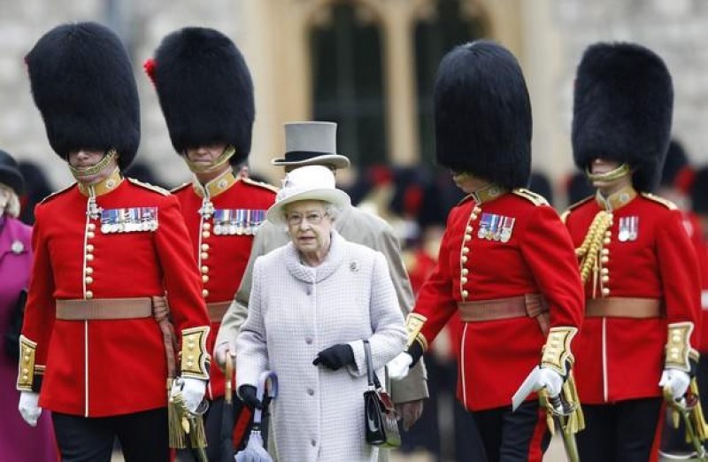 Петима от охранителите на Елизабет II са арестувани пияни след побой