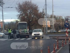 Две коли се удариха на булевард „6 септември“ СНИМКИ