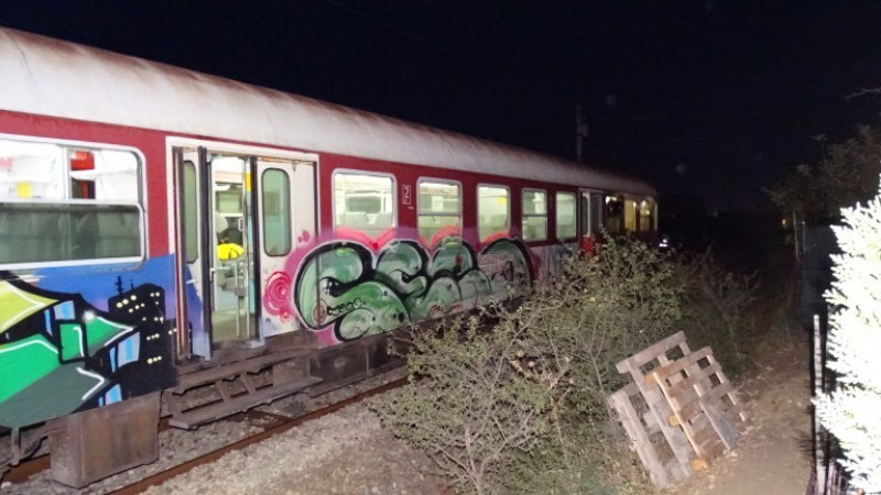 Трима са пострадалите при инцидента с дерайлиралия влак, линейки пътуват към мястото