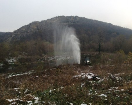 6-метров гейзер прикова вниманието на шофьорите СНИМКИ