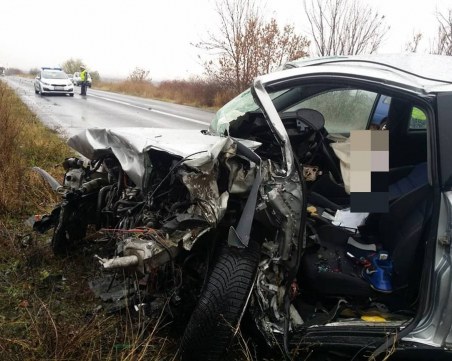 Автомобилите от челния сблъсък със смъртен случай край Пловдив са смазани СНИМКИ