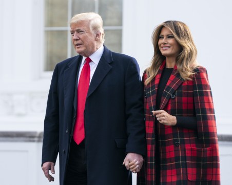 Доналд Тръмп и Мелания посрещнаха коледното дърво в Белия дом