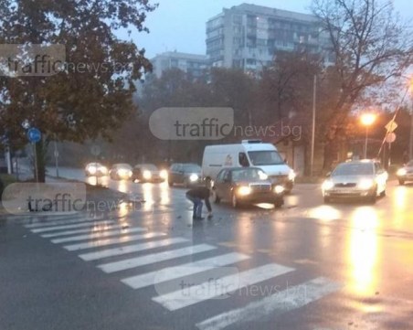 Две пловдивчанки се удариха на прелеза на Пещерско шосе, движението е блокирано СНИМКИ