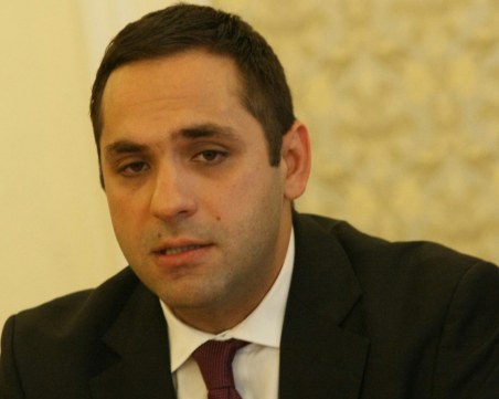 Емил Караниколов: Нямаме вълшебна пръчка да направим минимални доходи над 1000 лева