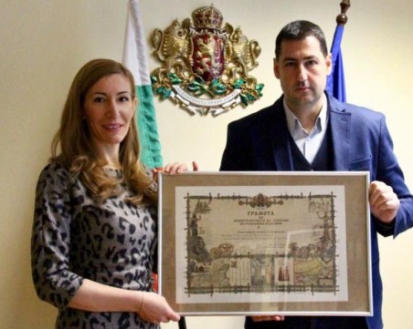 Министър Ангелкова отличи Иван Тотев за добра работа в сферата на туризма