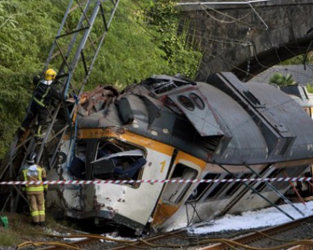 Пътнически влак дерайлира край Барселона! Един човек е загинал