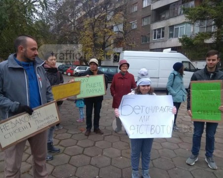 Пловдивчани в готовност да блокират булеварди заради бетон върху парк СНИМКИ
