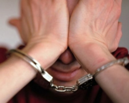 Полицаи хванаха млад пловдивчанин с дрога в центъра на село Дълго поле